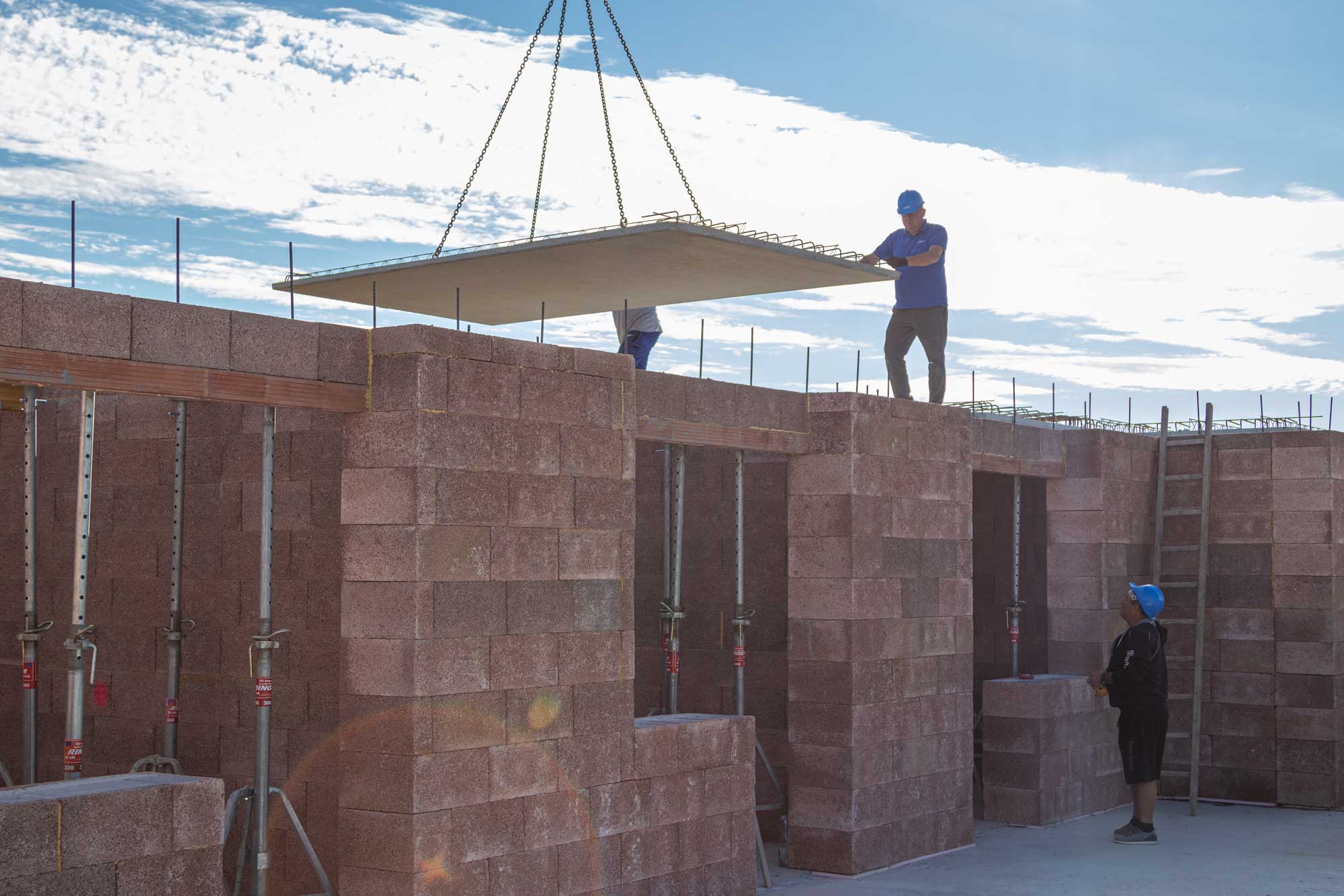 Gebäudehülle mit  Spannbeton Decken