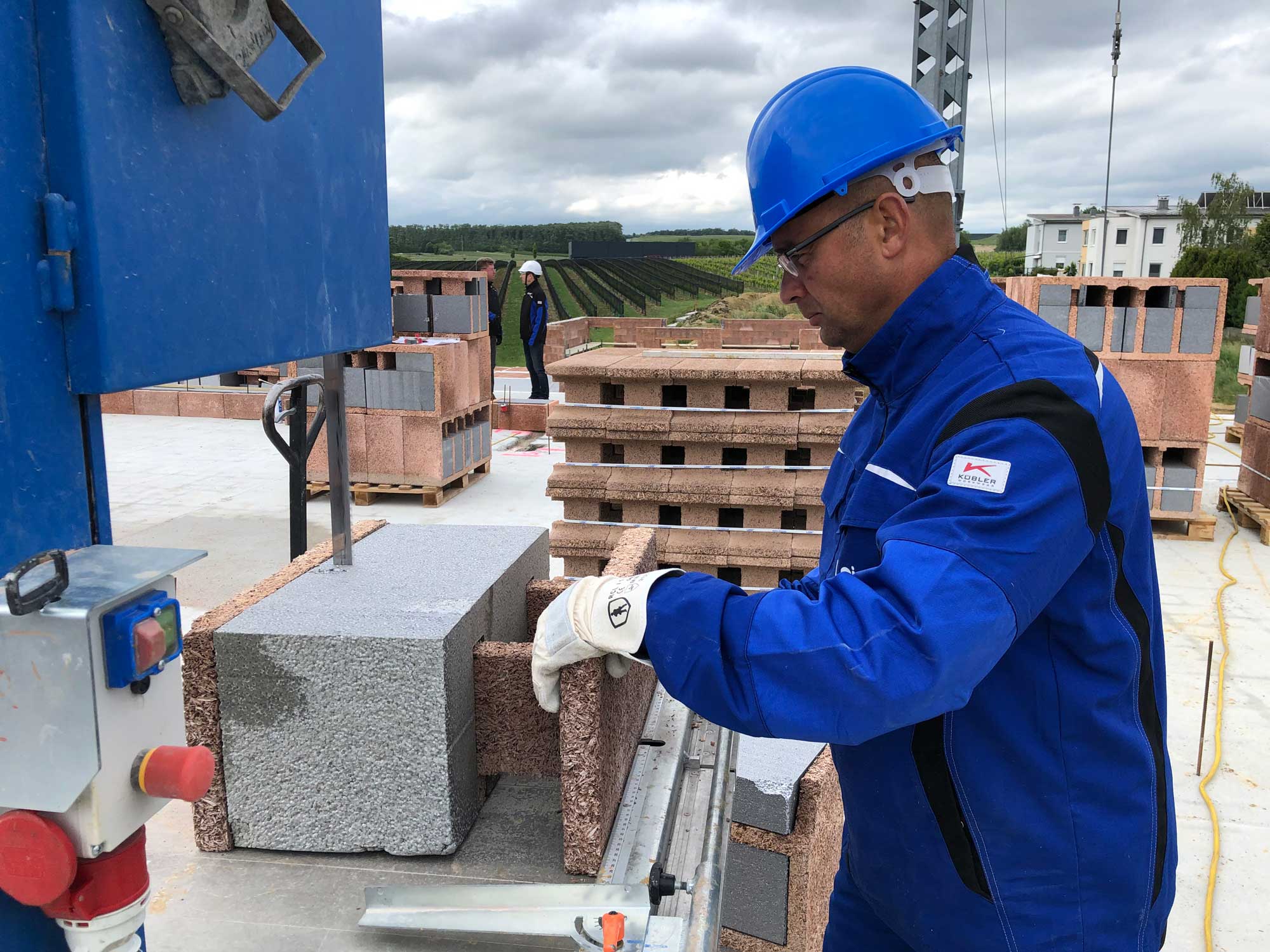 Gebäudehülle mit Holzspanstein